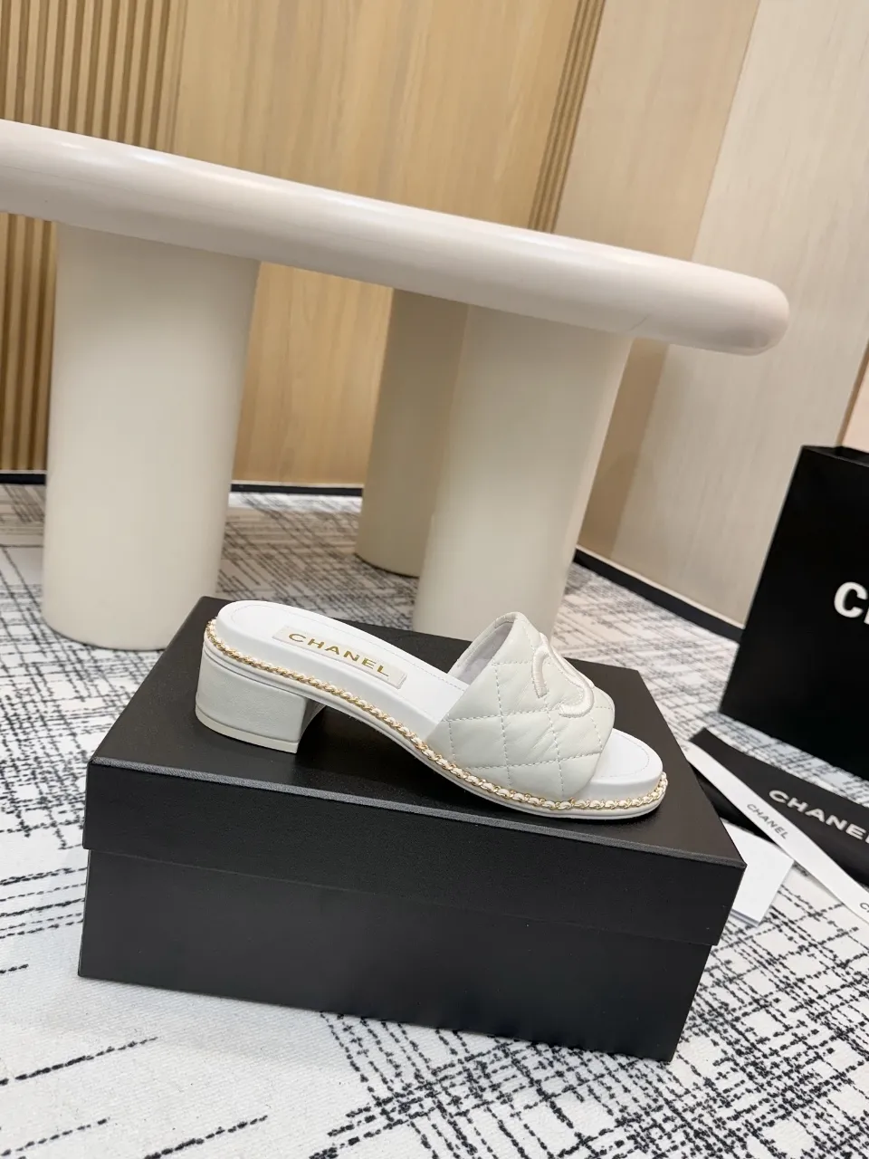 👟👟Ex-factory price 480👟👟 Top version Chanel Chanel - 2025 spring model, counter top double C sandals, this classic design; the extraordinary double C incorporates a variety of color elements... The diversified mix and match is very beautiful and versatile, very light on the foot, comfortable, super delicate and elegant, and can be used outdoors... ꫛꫀꪝ Go➫ Material: ❶Upper made of: Original imported sheepskin ❷Inner lining: Original sheepskin lining ❸Outsole based on: Original Italian genuine leather outsole Counter boutique packaging complete set for women 35–40 (customized for 41) 3 colors available (black, white, pink)